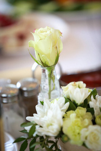 玫瑰 美丽的 桌子 花瓣 新娘 礼物 开花 浪漫 庆祝 婚礼