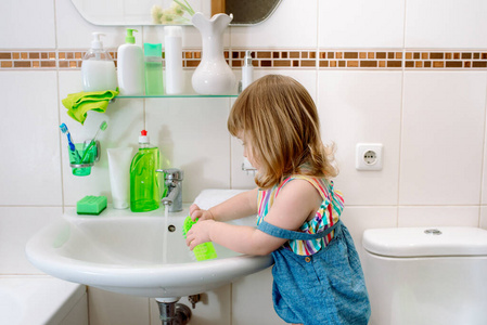 肥皂 打扫 气泡 童年 可爱的 小孩 泡沫 家庭 美丽的