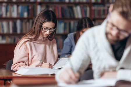 美丽的女孩在大学图书馆看书