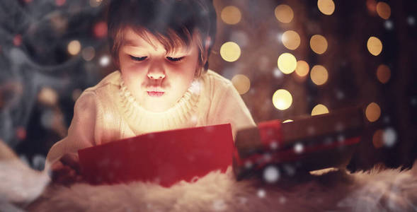 小孩 魔术 冬天 幸福 圣诞老人 惊喜 姐妹 乐趣 兄弟