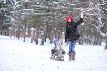 季节 雪橇 小孩 运动 宝贝 温暖的 闲暇 冬天 有趣的
