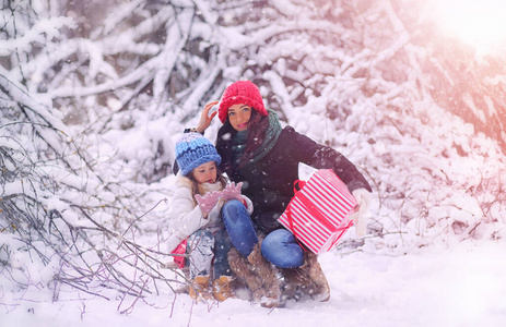 童年 乐趣 小孩 圣诞节 冬天 寒冷的 快乐 步行 为人父母
