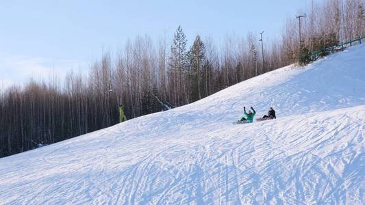 滑雪运动员坐在一个遥远的山坡上
