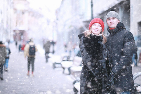 旅游业 浪漫的 情人 成人 浪漫 行走 降雪 阳光 女人