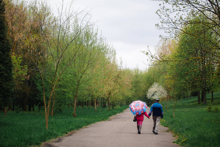 闲暇 雨伞 老年人 步行 祖母 祖父 夫妇 浪漫的 小孩