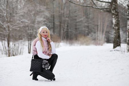 冬天 女人 挥舞 乐趣 森林 瑞典 假日 美女 颜色 寒冷的