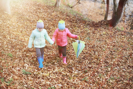 快乐 女儿 季节 步行 孩子们 自然 幸福 美丽的 太阳