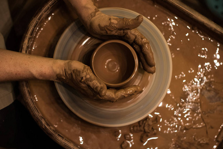 陶瓷 陶工 花瓶 手指 制作 艺术 工作 工匠 杯子 手工制作的