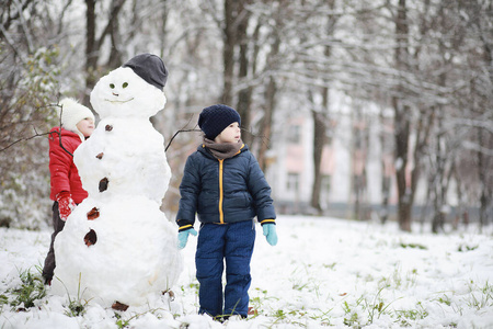 蹒跚学步的孩子 儿童 美丽的 雪花 假日 雪人 冬天 快乐