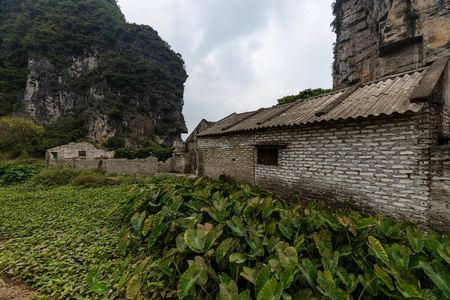 旅行 夏天 公园 旅游业 房子 小山 岩石 村庄 天空 反射