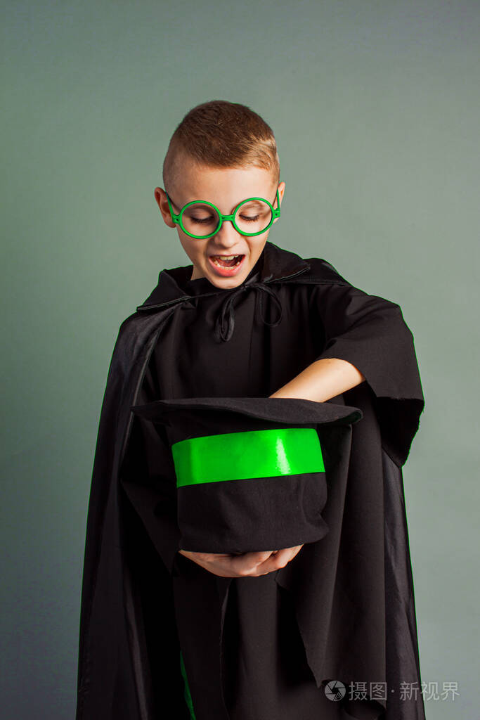 小魔术师变戏法小魔术师举着一顶高顶帽子惊讶不已