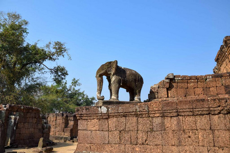 在古代吴哥窟寺庙遗址俯瞰树木的大象雕像柬埔寨，佛教，印度教