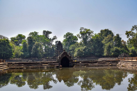 柬埔寨吴哥窟沉陷的寺庙和丛林倒影在美丽的湖水清澈的老湖上