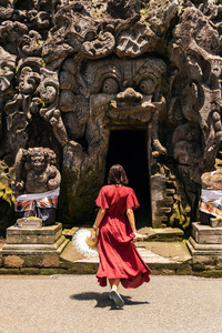 年轻的黑发女子进入巴厘寺图片