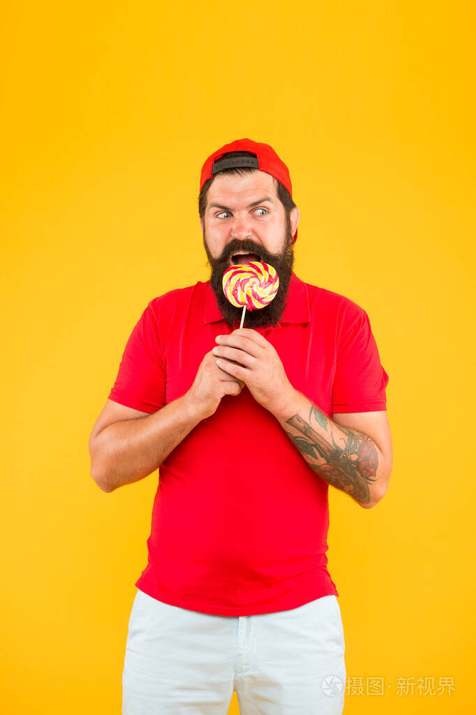 糖果店可爱的孩子童年的味道吃甜食很开心男人吃棒棒糖假日概念糖对