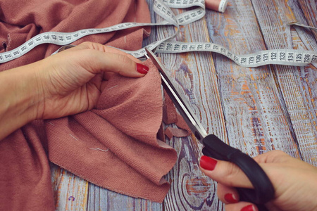 女裁缝缝衣服。桌子上的布料。女红。