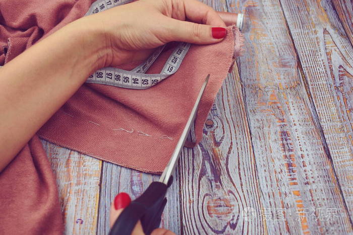 女裁缝缝衣服桌子上的布料女红