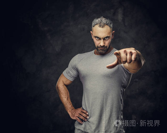 成年白人肌肉发达的健美运动员在镜头前用手做手势表情愤怒