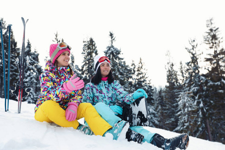 活动 闲暇 极端 寒冷的 滑雪板 小山 白种人 在一起 求助