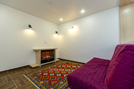 房间配有壁炉沙发地板地毯和米色瓷砖