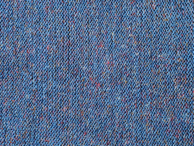 蓝色针织纹理的背景，编织与檩条环。手工编织。