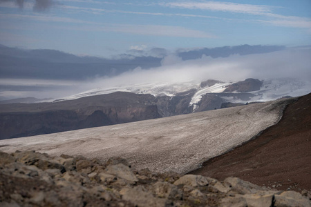 火山景观，冰川，岩石和火山灰在菲姆沃杜哈尔徒步旅行路线。冰岛