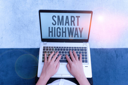写便条显示智能高速公路。商业照片展示了融合了高度先进的道路技术的高速公路。