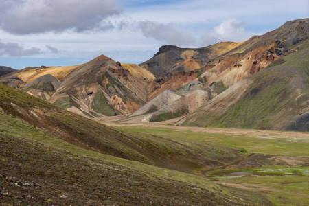 劳加维格徒步旅行小道上的Landmannalaugar五彩缤纷的山脉。冰岛。各种颜色的岩石矿物草和苔藓的结合