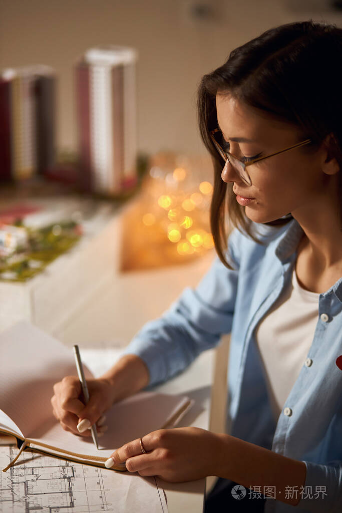 漂亮的女孩在日记里写东西