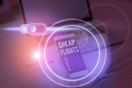 显示廉价航班的概念性手写体。商业照片展示花费很少的钱或低于通常或预期的机票。