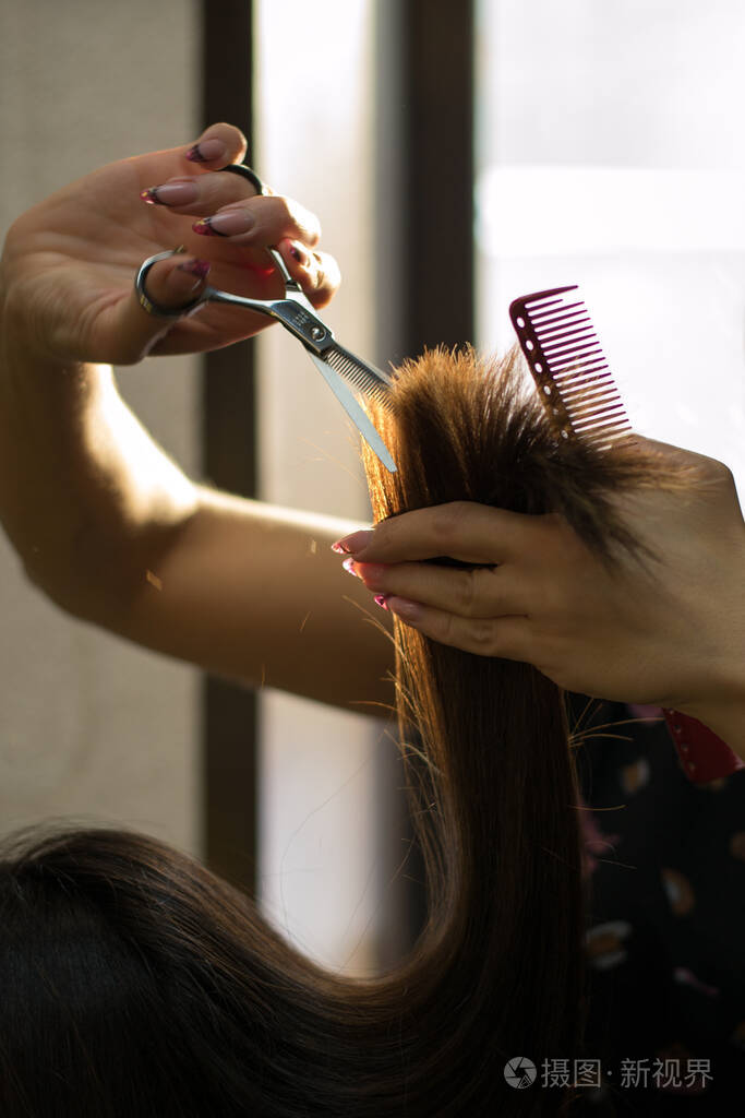 女理发师手拿剪刀梳头剪头发更新观念改变形象焕然一新理发工具