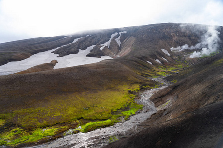 火山活跃景观与青蛙，冰川，山丘和绿色苔藓在Fimmvorduhals小径附近的Landmannalaugar的夏季晴天，冰岛