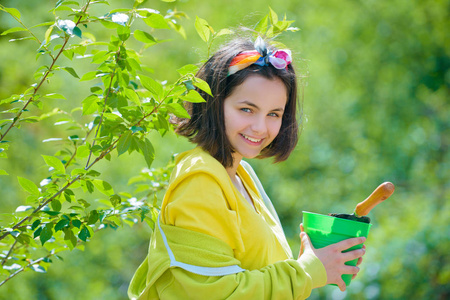 在绿野里玩得开心的孩子.可爱的小朋友在乡下玩.孩子玩快乐的童年.