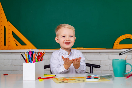 孩子们准备上学。孩子们在黑板旁边的教室里。个别教学。