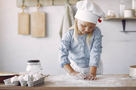 戴白帽子的小女孩做面团做饼干