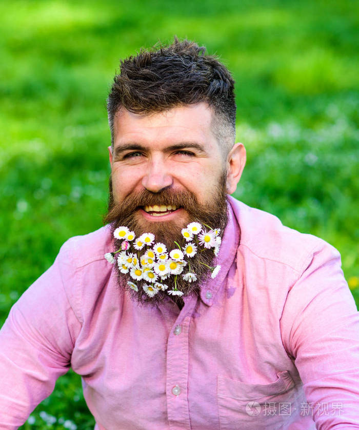 脸上长着胡须的人享受着生态环境中的生活有胡子的男