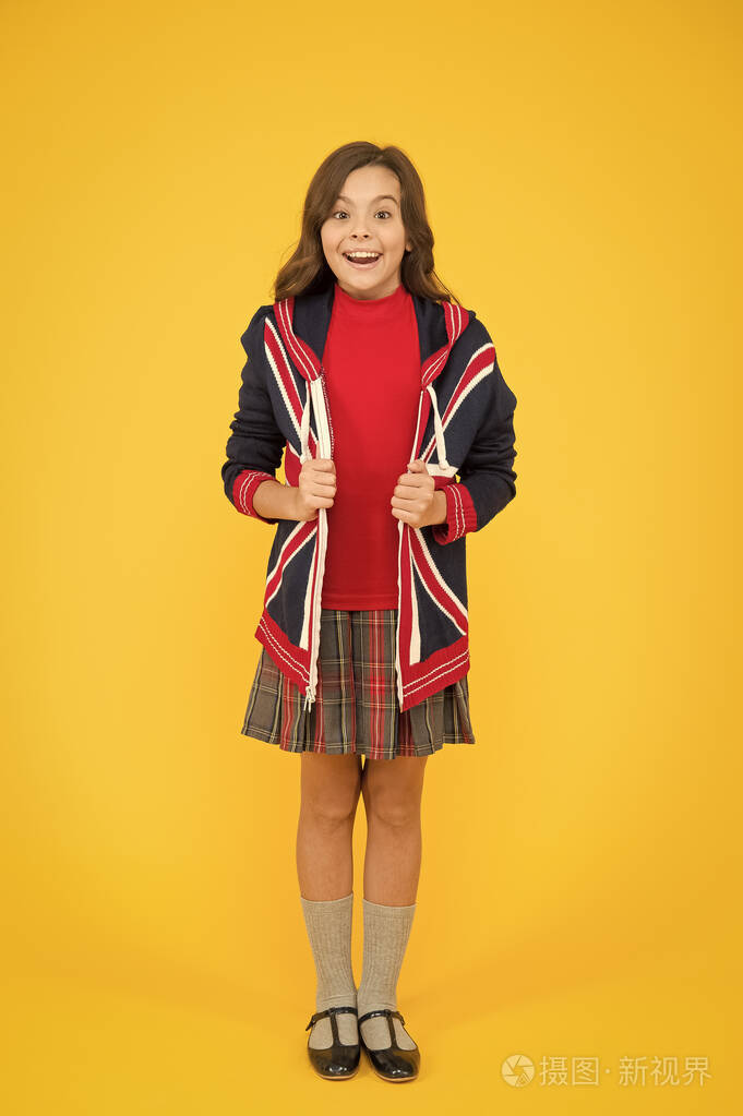 联合杰克旗.小女孩制服.夹克上有英国国旗的孩子