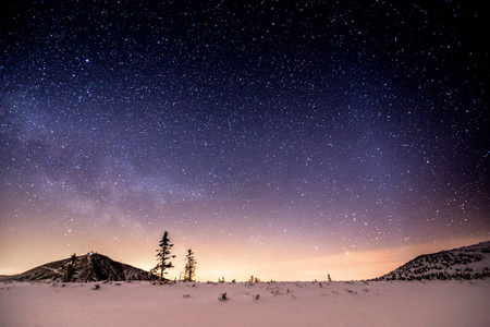 星空下的夜景。