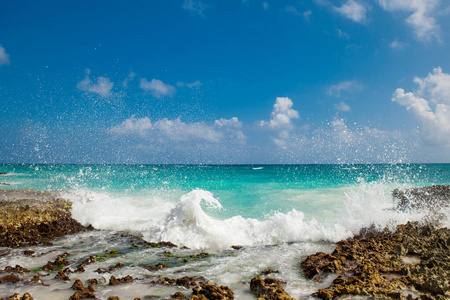 波浪在多石的海滩上破碎，形成一股浪花