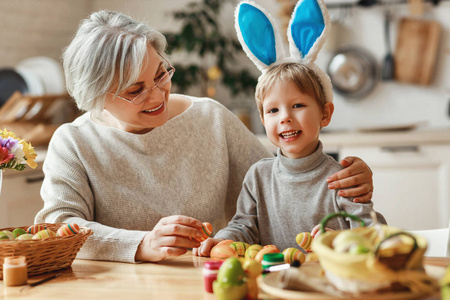 鸡蛋 孙子 奶奶 可爱的 乐趣 幸福 厨房 篮子 复活节