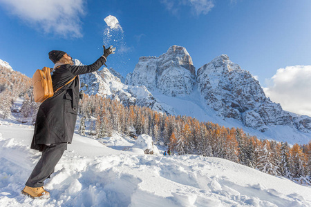 漂亮的女人扔雪球图片