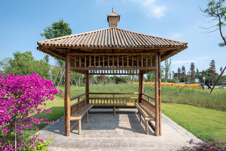 中国晴天公园的竹亭照片