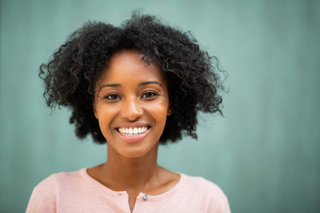 成人 女士 非洲裔美国人 信心 时尚 复制空间 微笑 牙齿
