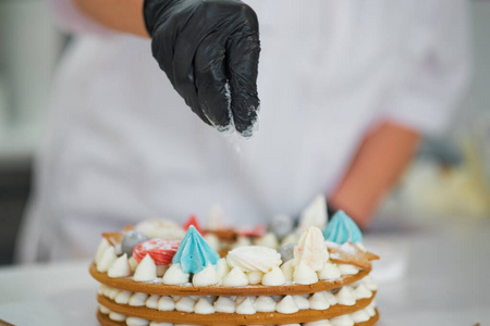 厨师用奶油糕点包装饰图片