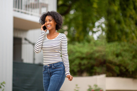 复制空间 成人 非洲裔美国人 电话 城市 种族 幸福 说话