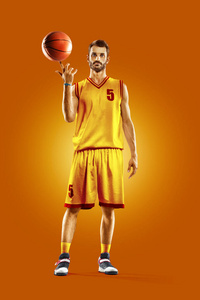 明亮的职业篮球运动员，橙色背景