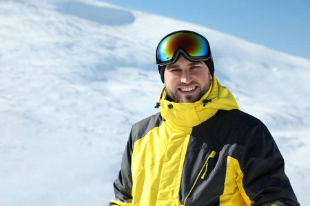 旅游业 娱乐 乐趣 冬天 滑雪 斜坡 旅行 冬日 男人 适合