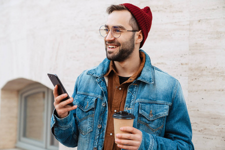 牛仔布 智能手机 好的 流行的 时尚 微笑 街道 咖啡 行走