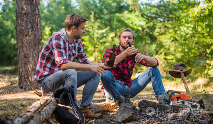 家庭露营.徒步旅行.野餐旅游营.快乐的男人兄弟们.