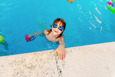 游泳运动员 童年 微笑 幸福 可爱的 乐趣 闲暇 男孩 快乐
